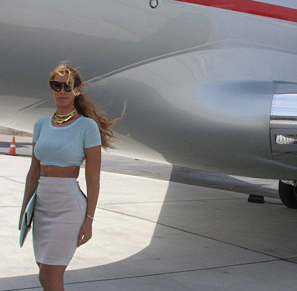 Beyoncé é a cara da elegância posando chique ao lado de jatinho