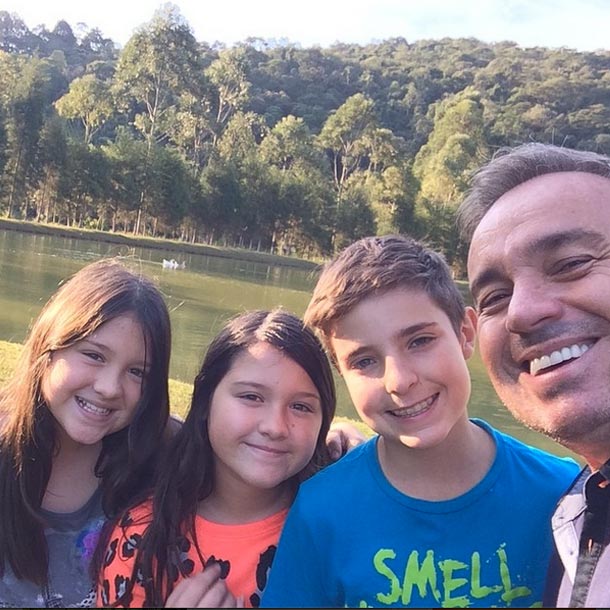 Gugu Liberato passa o domingo no sitio, com os filhos