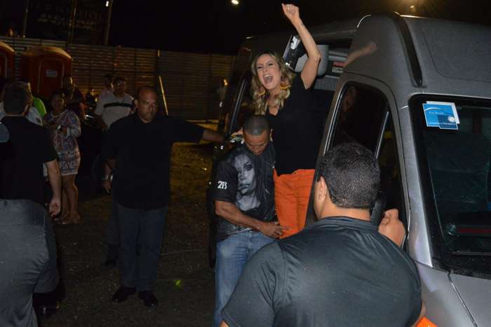 Claudia Leitte se diverte com Galinha Pintadinha em Pernambuco