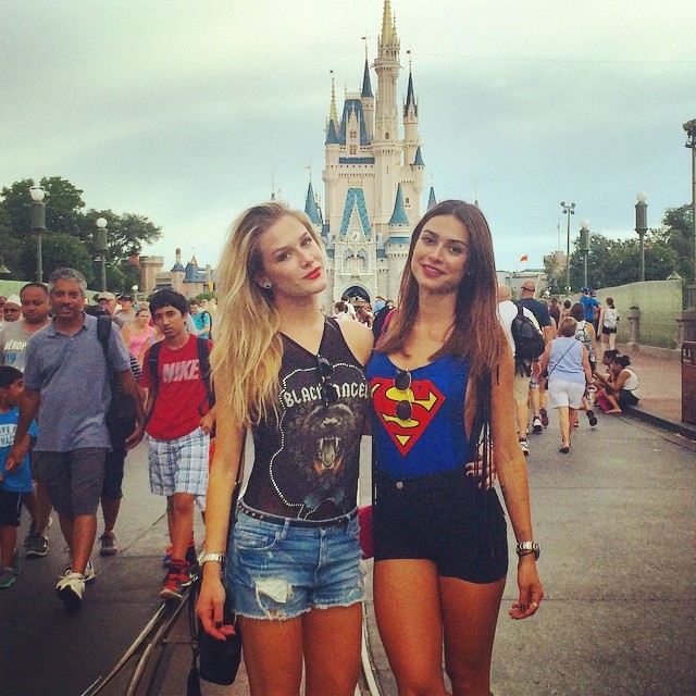 Fiorella Mattheis e Thaila Ayala curtem final de semana na Disney