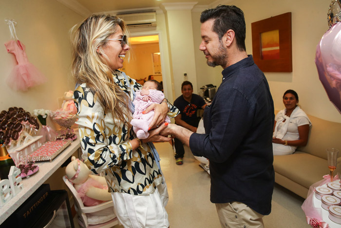 Adriane Galisteu visita Ana Paula Salvador na maternidade