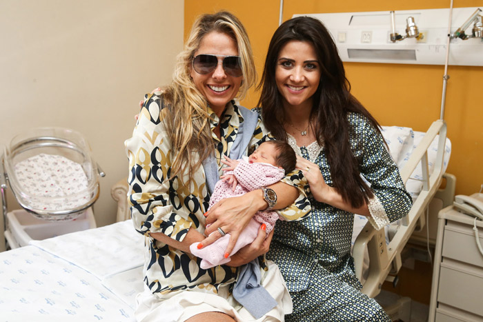 Adriane Galisteu visita Ana Paula Salvador na maternidade