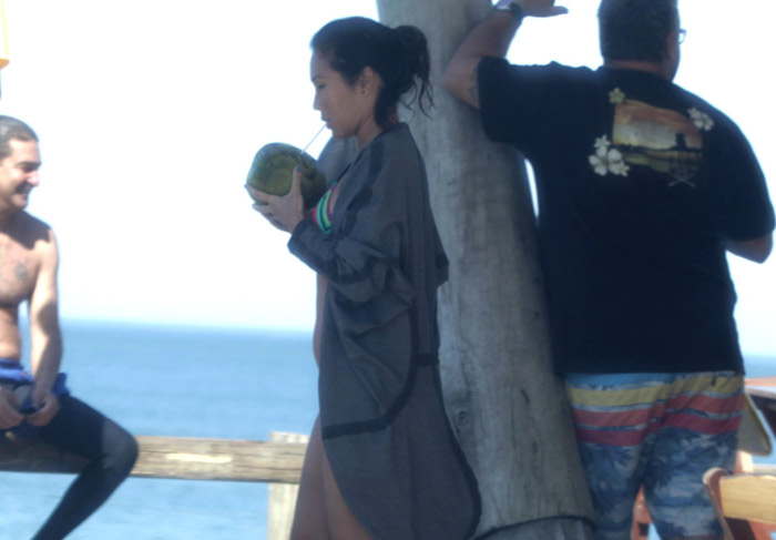 De folga do Projac, Danielle Suzuki relaxa em praia carioca