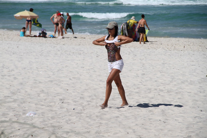 Em dia de folga, Anna Lima mergulha na Praia da Barra da Tijuca