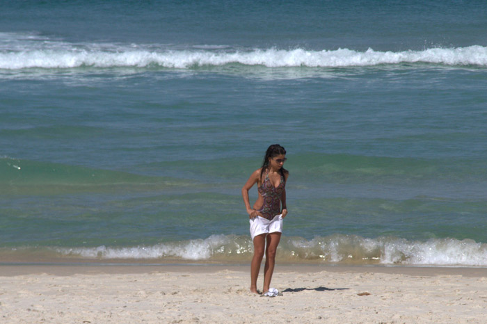 Em dia de folga, Anna Lima mergulha na Praia da Barra da Tijuca