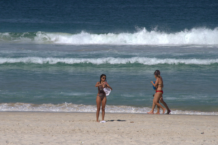 Em dia de folga, Anna Lima mergulha na Praia da Barra da Tijuca