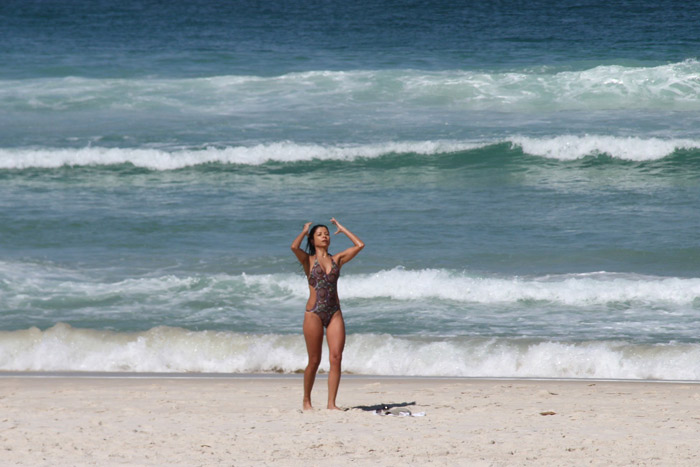 Em dia de folga, Anna Lima mergulha na Praia da Barra da Tijuca