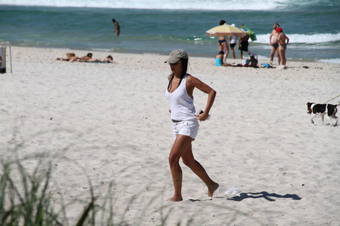 Em dia de folga, Anna Lima mergulha na Praia da Barra da Tijuca