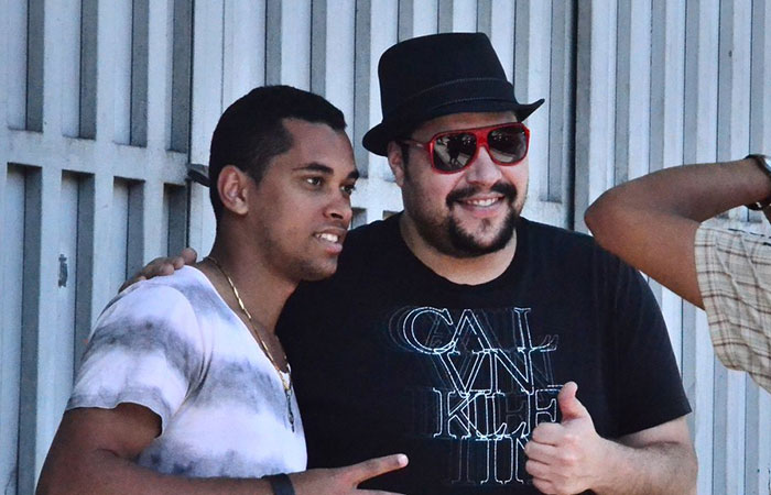  Tiago Abravanel mostra sua simpatia e atende fãs ao desembarcar no Rio