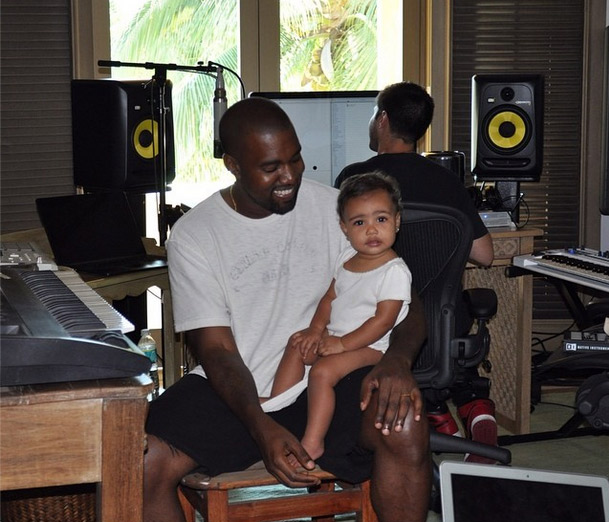 Kanye West leva North West para o trabalho e Kim Kardashian registra o momento fofo