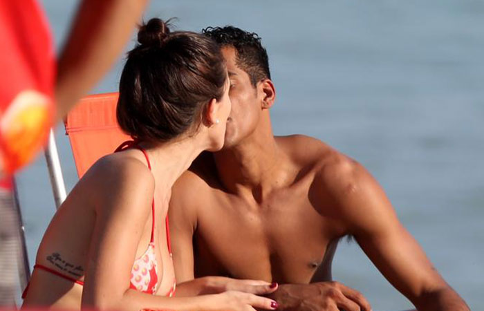 Marcelo Mello Jr curte praia carioca com a namorada Caroline Alves
