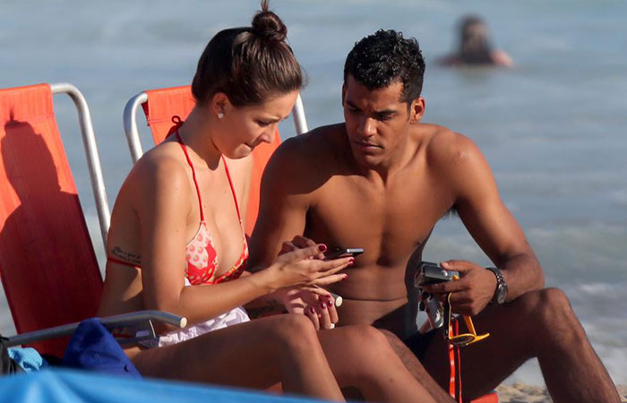 Marcelo Mello Jr curte praia carioca com a namorada Caroline Alves