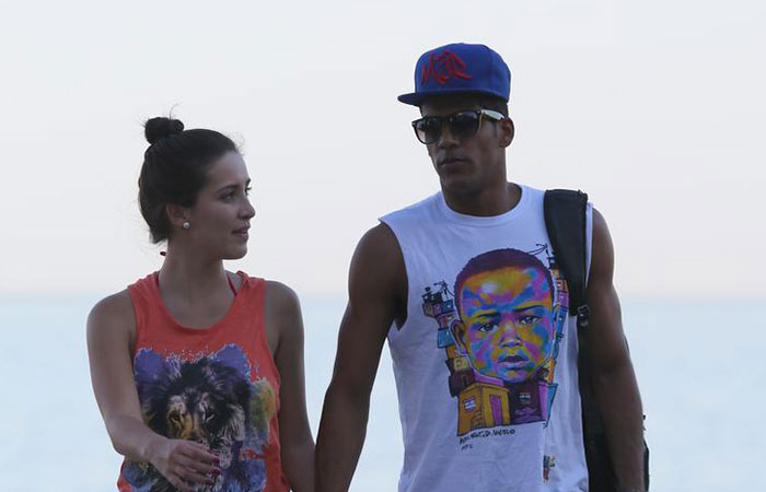 Marcelo Mello Jr curte praia carioca com a namorada Caroline Alves
