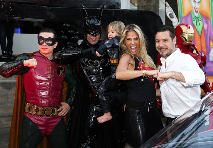 Adriane Galisteu celebra os 4 anos de seu filho Vittorio com festão do Batman