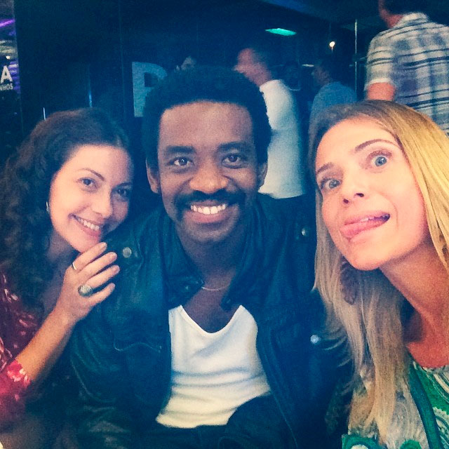 Letícia Spiller, Fabrício Boliveira e Fabiula Nascimento assistem novela juntos