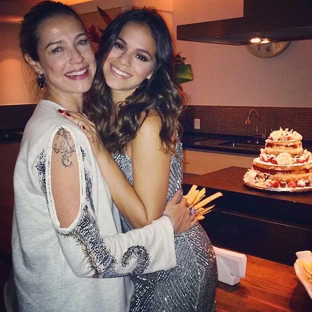 Bruna Marquezine reúne amigos para festejar seus 19 anos