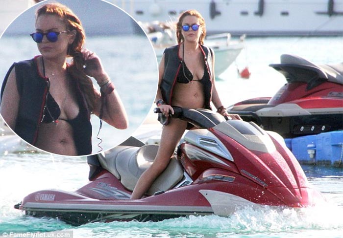 De biquíni preto, Lindsay Lohan curte o mar da Grécia 