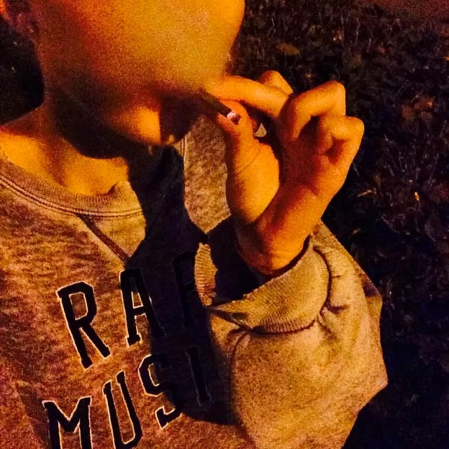 Miley Cyrus posta foto fumando cigarro de maconha