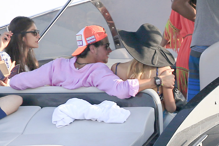Paris Hilton e Alvarinho Garnero trocam carinhos no iate em Ibiza