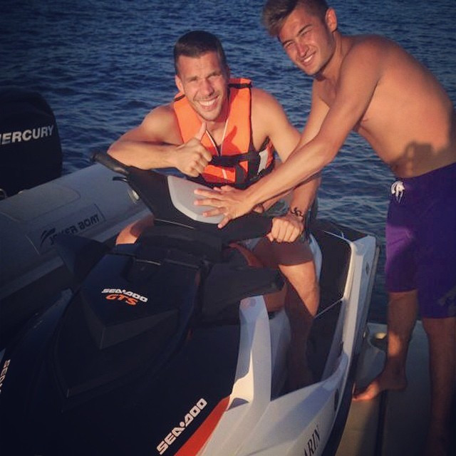 Lukas Podolski e Neymar passeiam de Jet Ski durante as férias dos craques em Ibiza. Leia em O Fuxico!