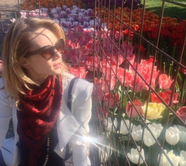 Mariana Ximenes posa em canteiro de tulipas: ‘Uma das minhas flores favoritas’