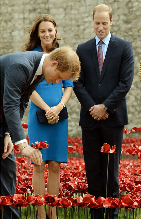 Príncipe William e Kate Middleton prestam homenagem a soldados mortos na guerra
