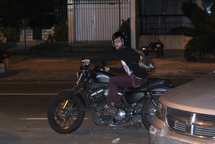 Bruno Gagliasso passa de moto pelas ruas de Ipanema