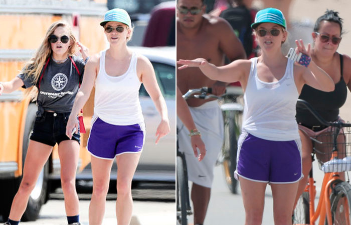 Reese Witherspoon anda de patins com a filha em Santa Barbara