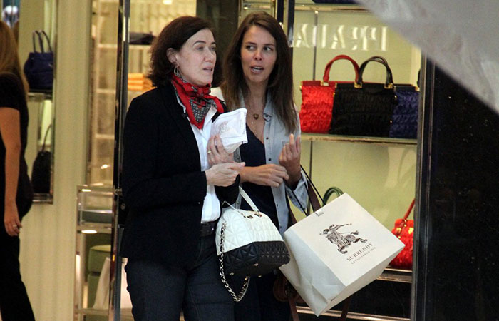  Lilia Cabral faz compras com amiga em shopping no Rio