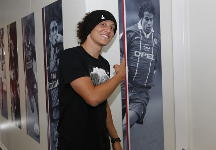 David Luiz se apresenta ao novo clube, o Paris Saint-Germain