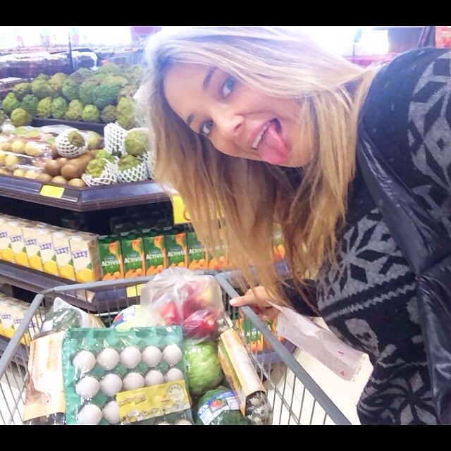 Hora da selfie: Ticiane Pinheiro posa para foto enquanto faz compras