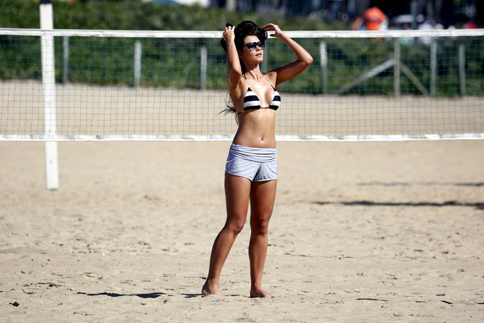 Letícia Wiermann se exercita com personal na praia da Barra da Tijuca