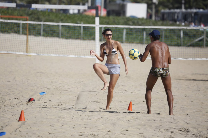 Letícia Wiermann se exercita com personal na praia da Barra da Tijuca