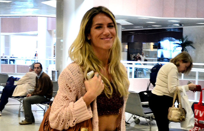  Com a barriga de fora, Giovanna Ewbank decola do Rio de Janeiro