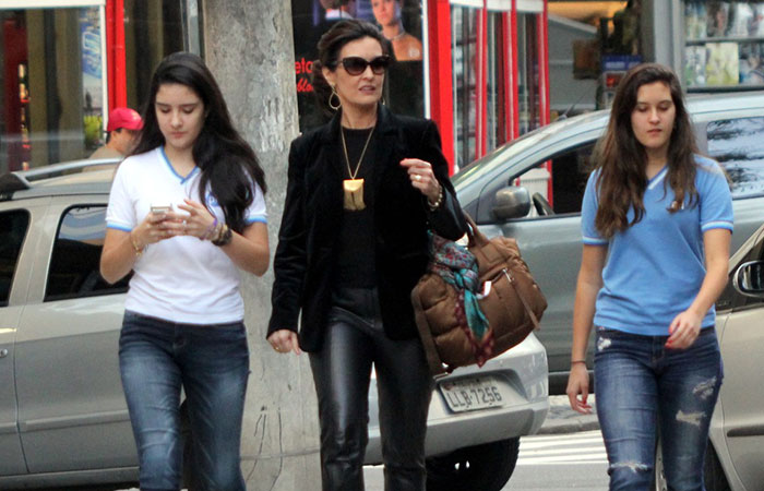  Fátima Bernardes curte tarde com as filha, Laura e Beatriz, e aproveita para tomar sorvete