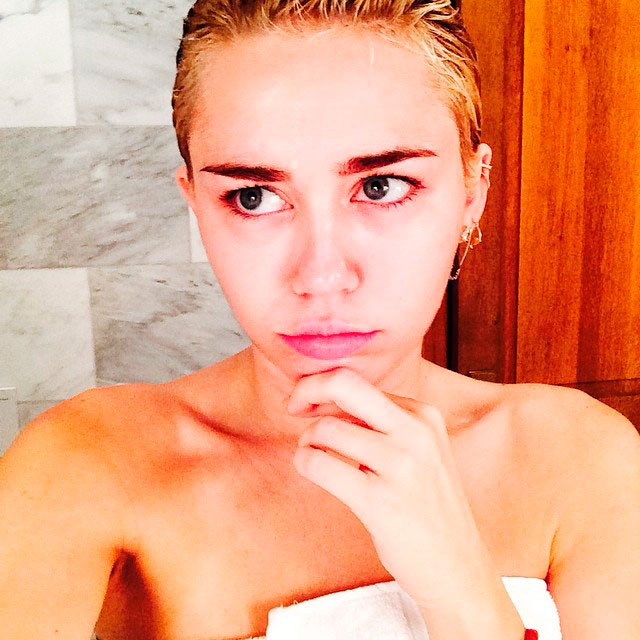 Miley Cyrus publica foto só de calcinha