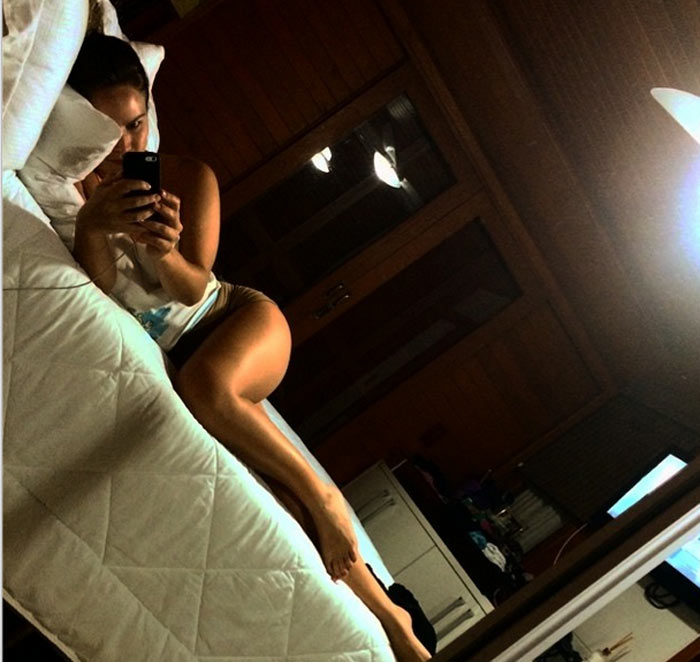 Natália Casassola provoca com foto sensual na cama