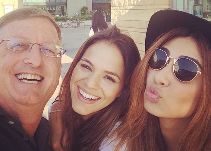 Em Los Angeles, Bruna Marquezine posa com produtor do filme em que vai atuar