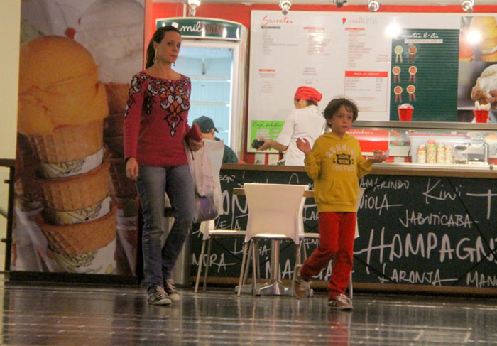 Vanessa Gerbelli e o filho fazem compras em shopping carioca