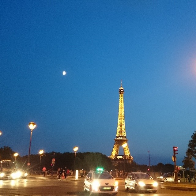 Fernanda Paes Leme visita Pontos Turísticos de Paris