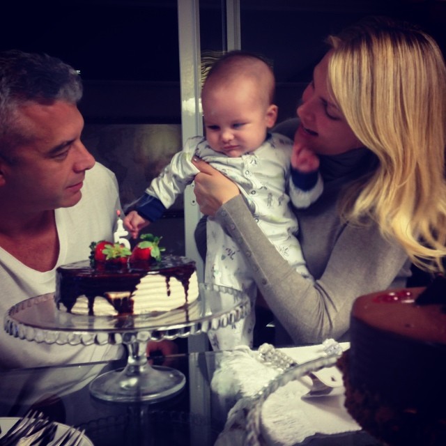 Filho de Ana Hickmann ganha bolo para comemorar 5 meses