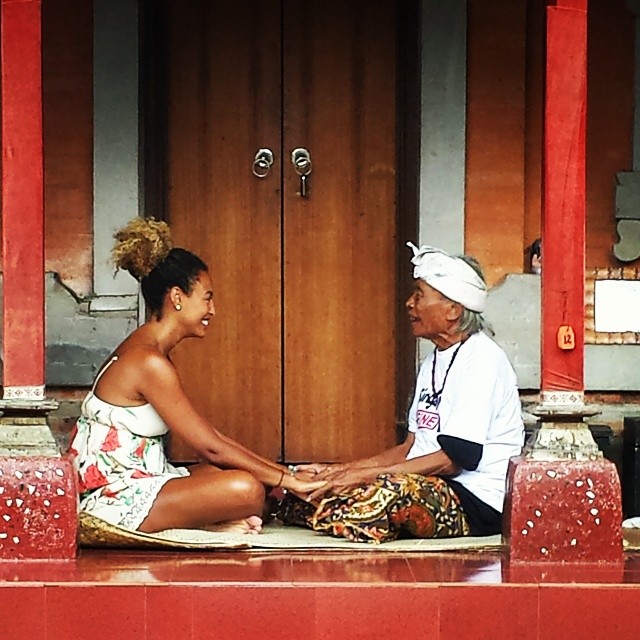 De férias em Bali, Sheron Menezes lê a mão com balinês