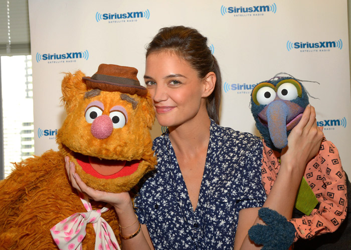  Katie Holmes se diverte com os personagens dos Muppets