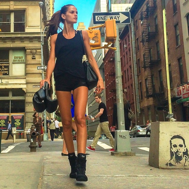 Izabel Goulart vai a pé até a academia em Nova York