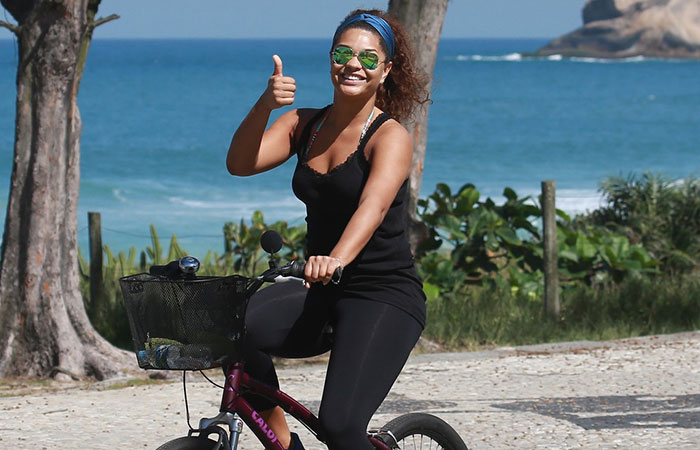 Juliana Alves esbanja simpatia em passeio de bicicleta no Rio