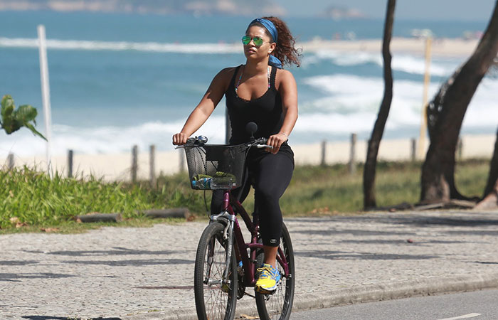 Juliana Alves esbanja simpatia em passeio de bicicleta no Rio