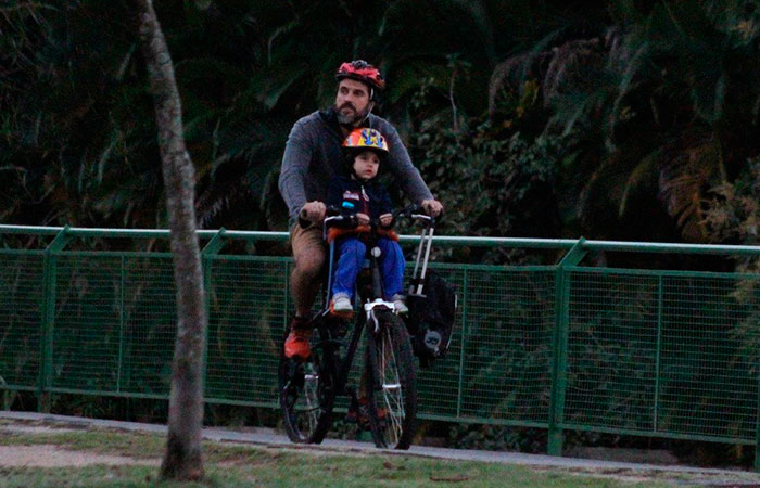 JU- De capacete, Eriberto Leão passeia de bicicleta com o filho, João Leão