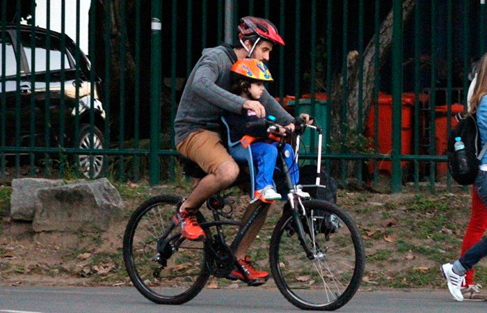 JU- De capacete, Eriberto Leão passeia de bicicleta com o filho, João Leão