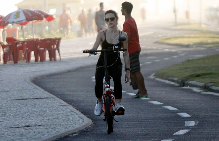 Bianca Bin pedala por orla carioca toda de preto