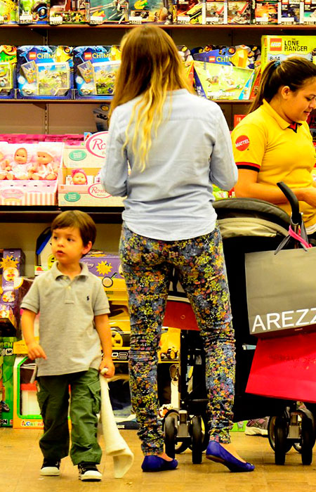 Juliana Silveira leva o filho à loja de brinquedos